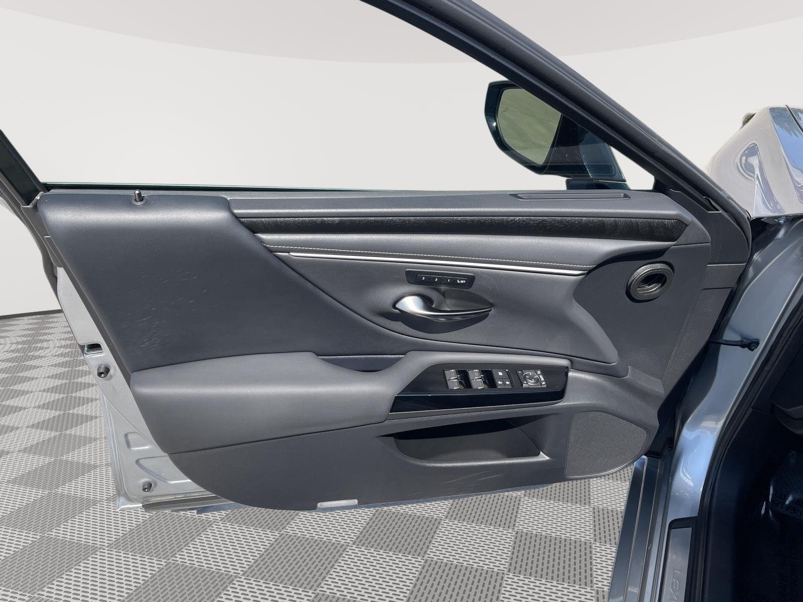 Used 2025 Iridium Lexus Base image 19