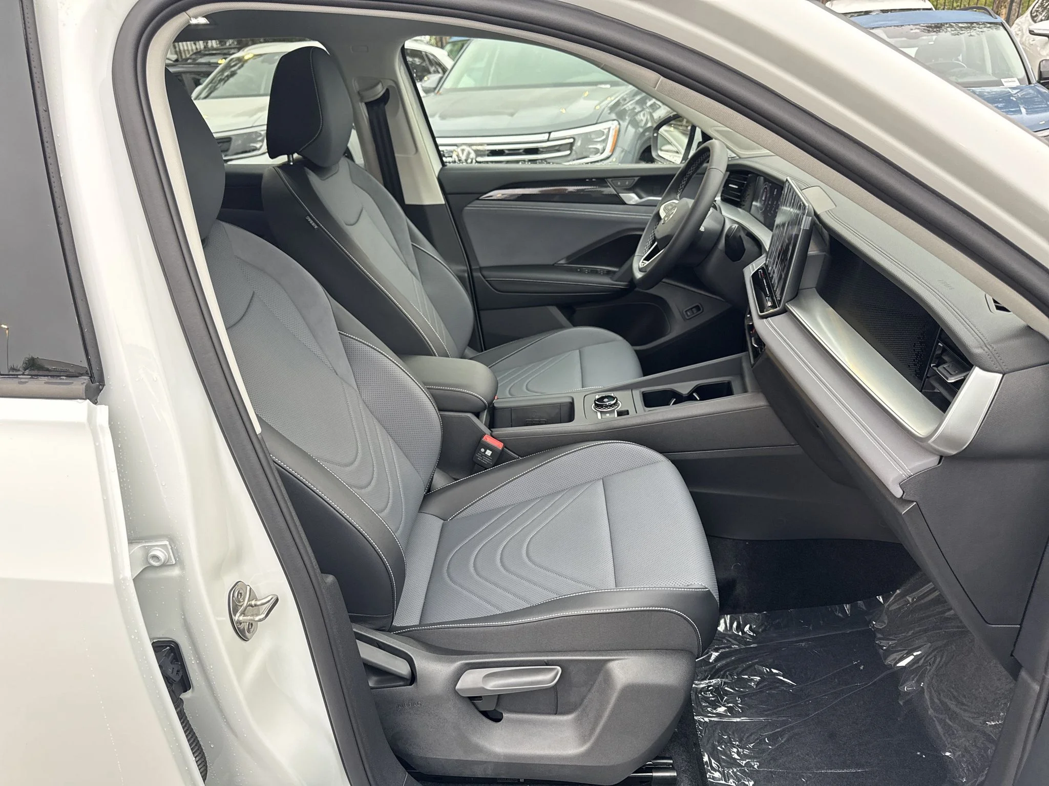 New 2026 Pure White Volkswagen SE image 20