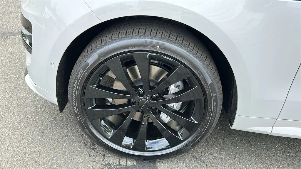 New 2027 Borasco Grey LAND ROVER Dynamic SE image 10