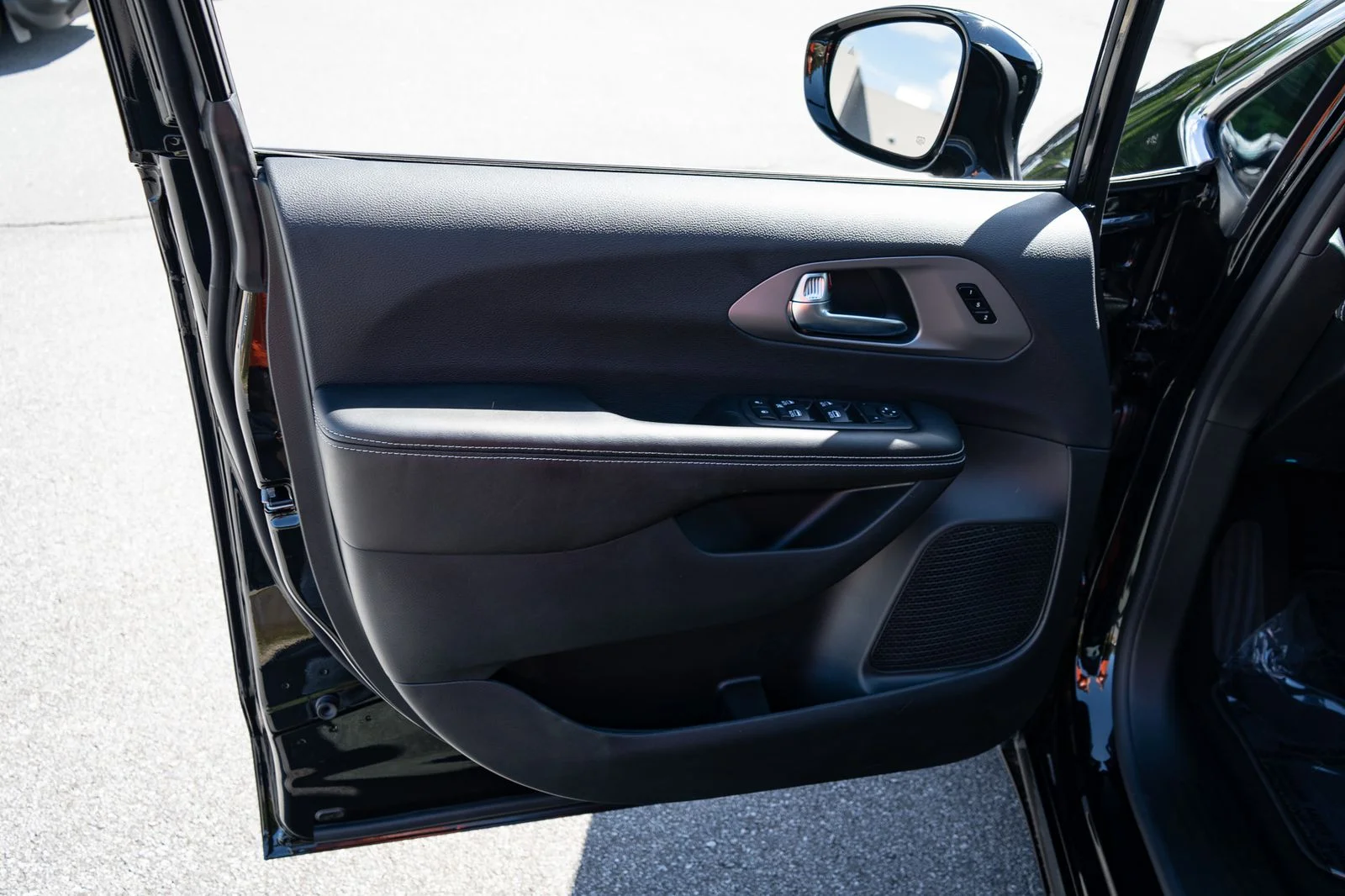 New 2027 Diamond Black Crystal Pearl-Coat Exterior Paint Chrysler Select image 16