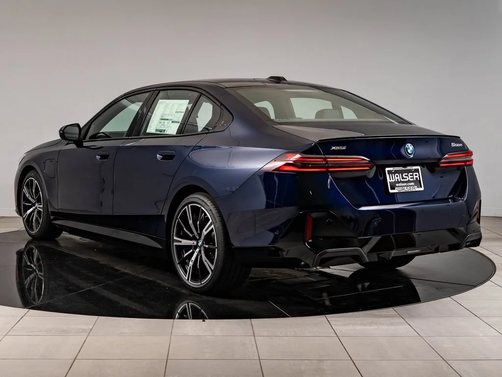 New 2027 Tanzanite Blue II Metallic BMW 550e xDrive image 6