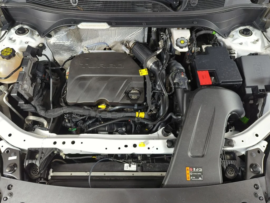 Used 2025 Summit White Chevrolet LT image 17