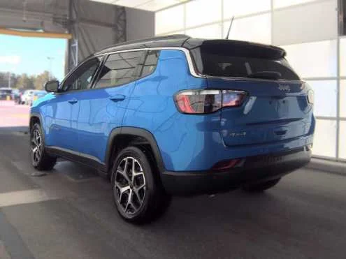 Used 2025 Hydro Blue Pearlcoat Jeep Limited image 6