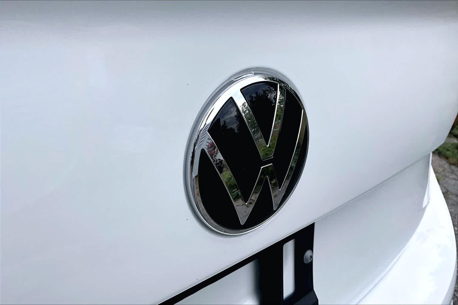 Used 2024 Pure White Volkswagen Autobahn image 30