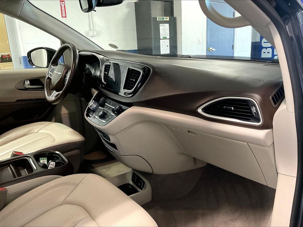 Used 2017 Black Chrysler Touring L image 14