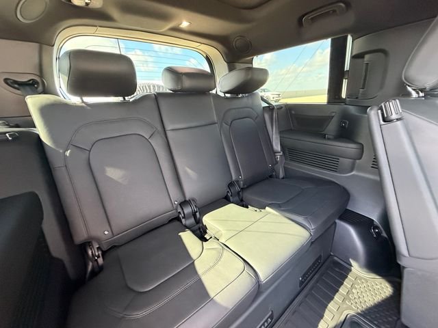 Used 2025 Black Land Rover X-Dynamic SE image 17