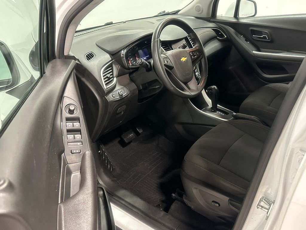 Used 2020 White Chevrolet LS image 17