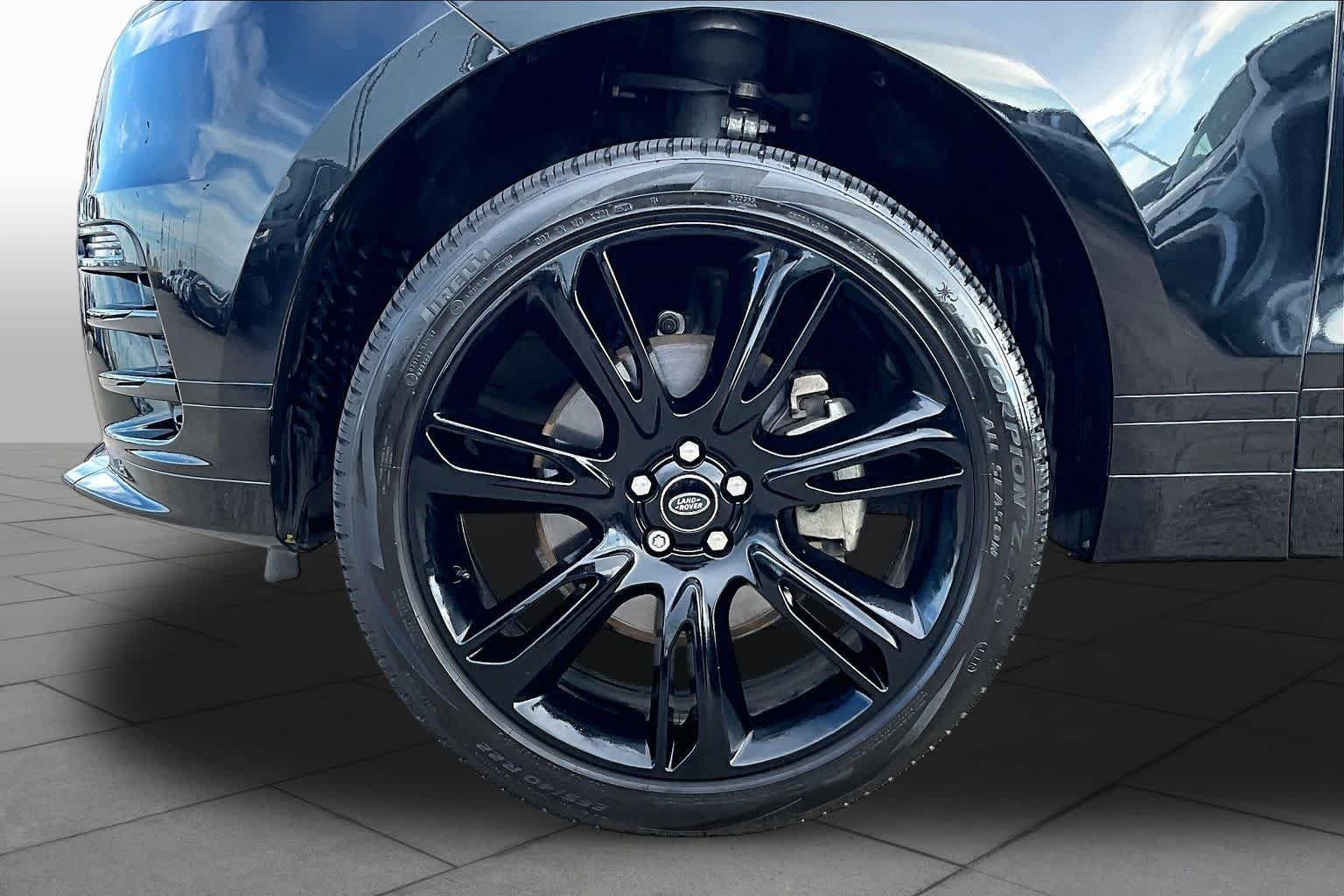 Used 2022 Santorini Black Metallic Land Rover R-Dynamic S image 11