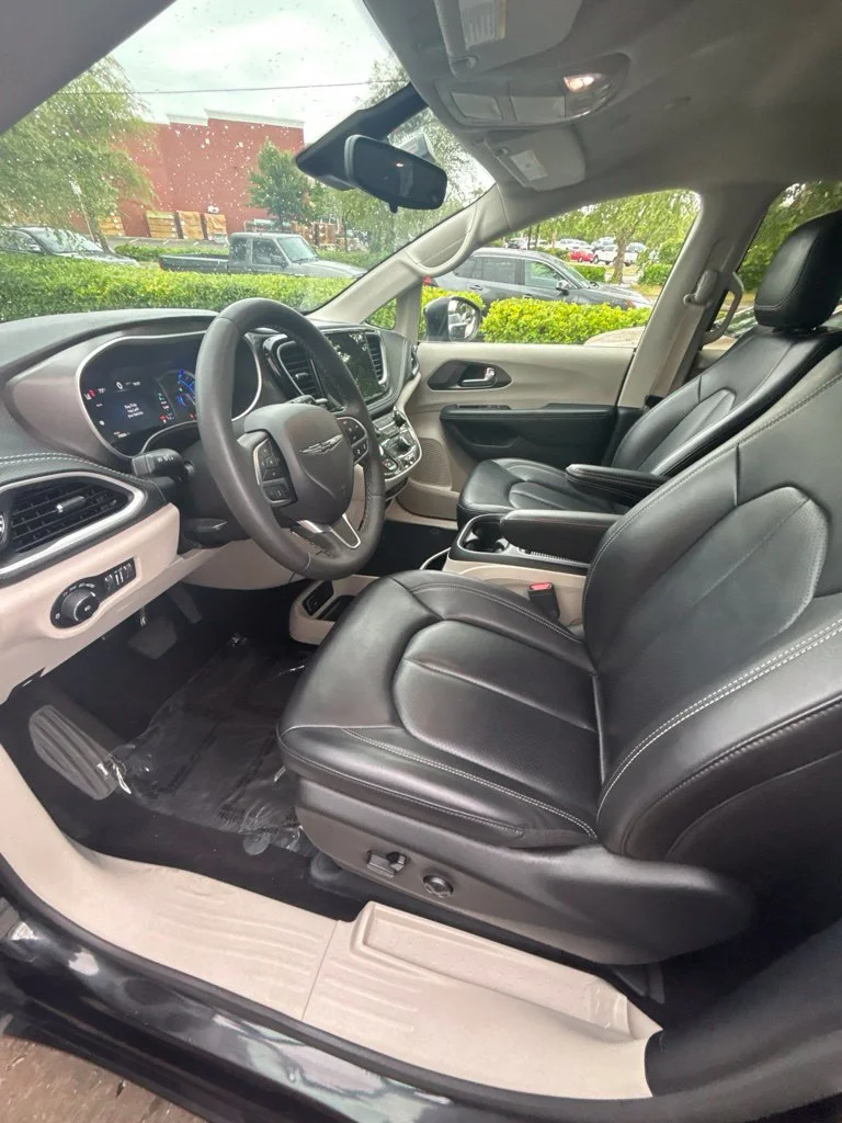 Used 2023 Black Chrysler Touring L image 11