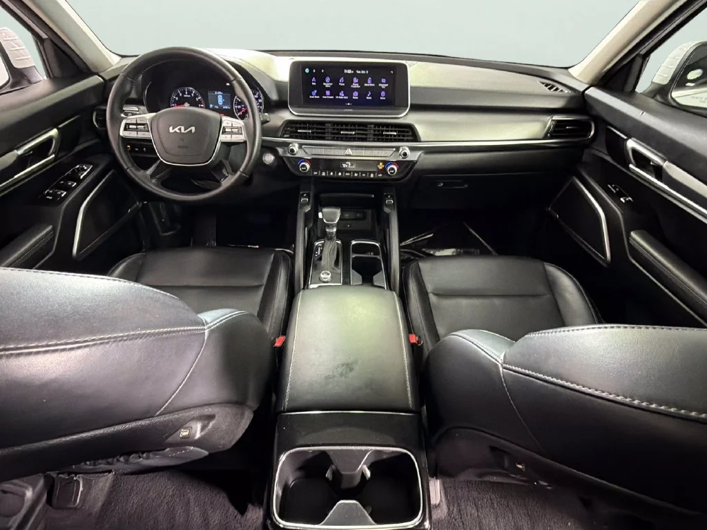 Used 2022 White Kia S image 36