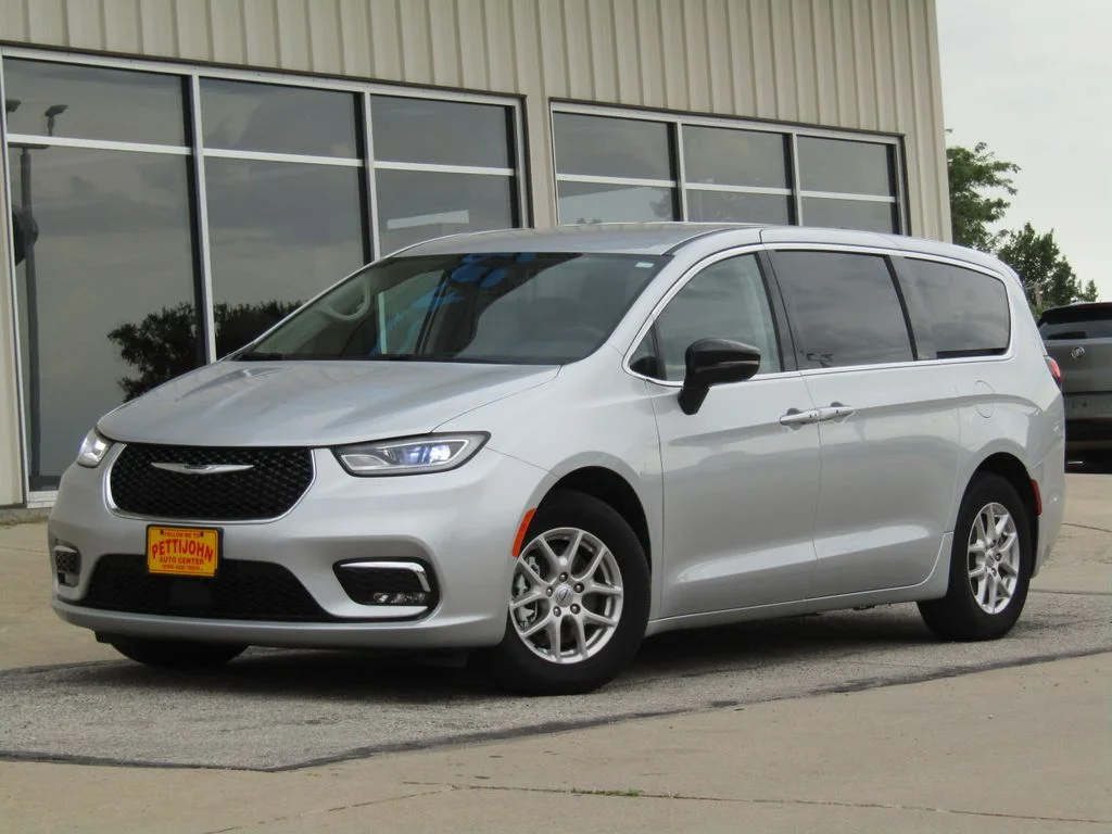 Used 2024 Silver Chrysler Touring L image 12