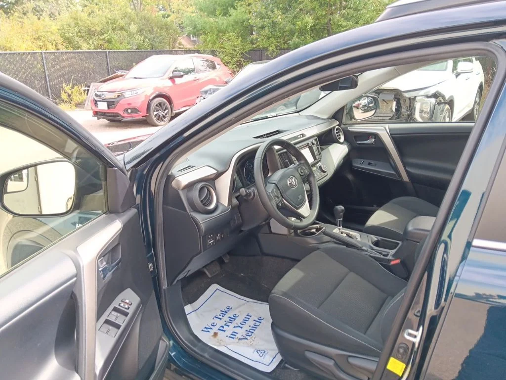 Used 2018 Galactic Aqua Mica Toyota XLE image 13