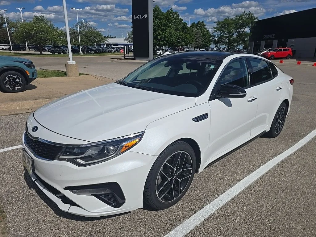 Used 2020 White Kia SE image 2