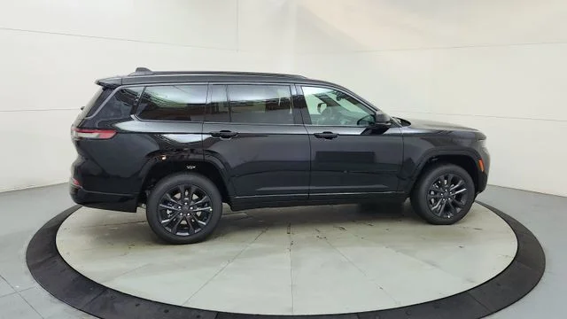 New 2026 Diamond Black Crystal Pearl-Coat Exterior Paint Jeep Limited image 11