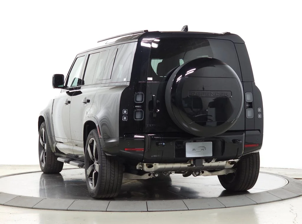 New 2026 Santorini Black Land Rover X-Dynamic SE image 5