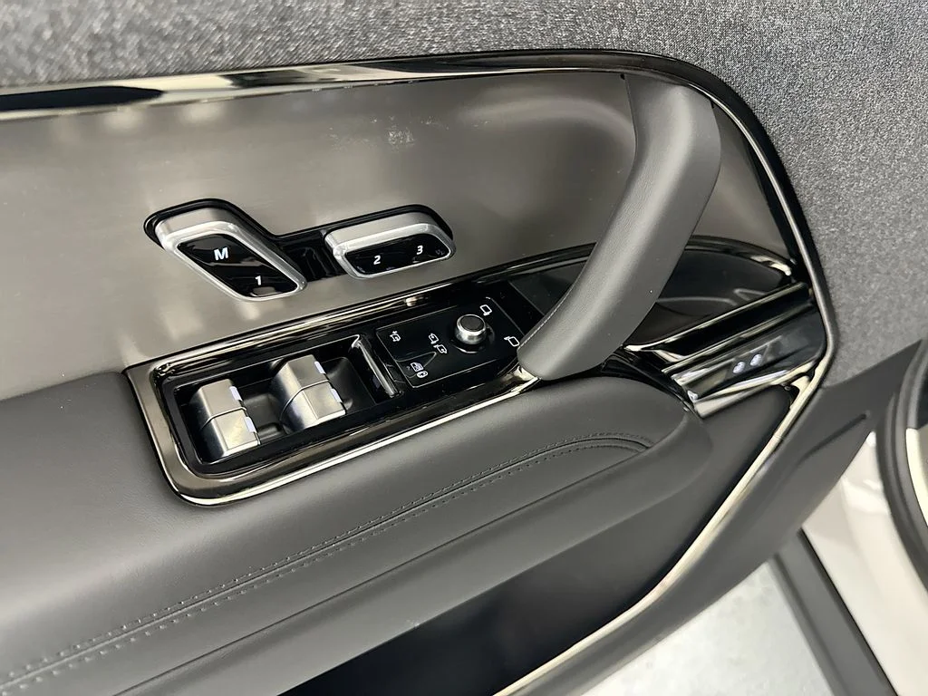 New 2026 Borasco Grey Land Rover SE image 18