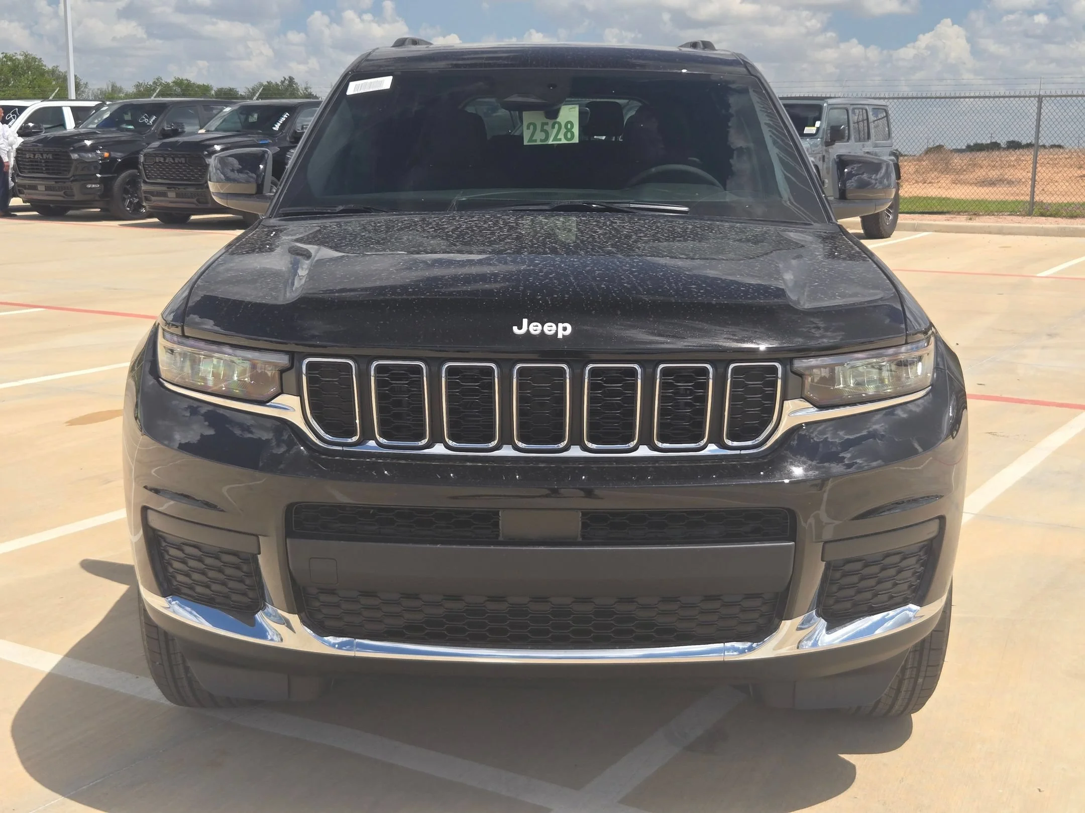 New 2026 Diamond Black Crystal Pearl-Coat Exterior Paint Jeep Laredo image 8
