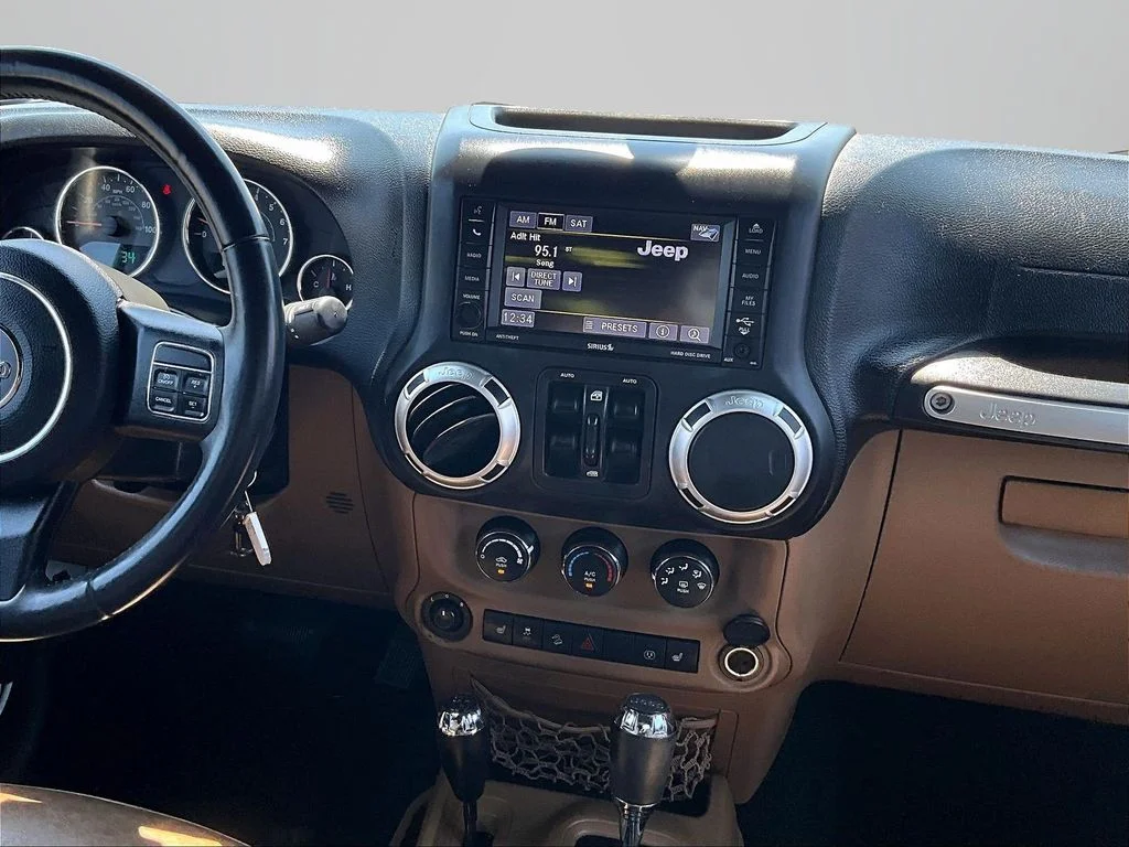 Used 2015 White Jeep Unlimited Sahara image 7