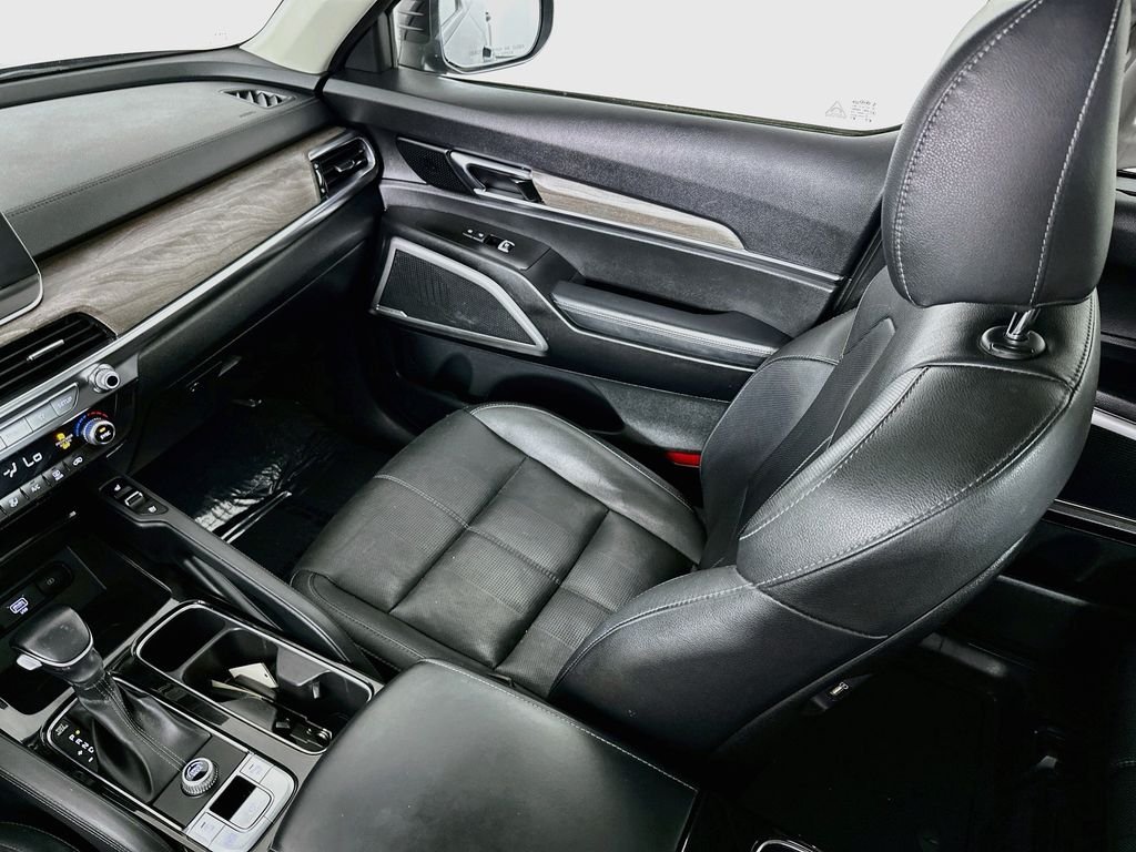 Used 2020 Ebony Black Kia EX image 26