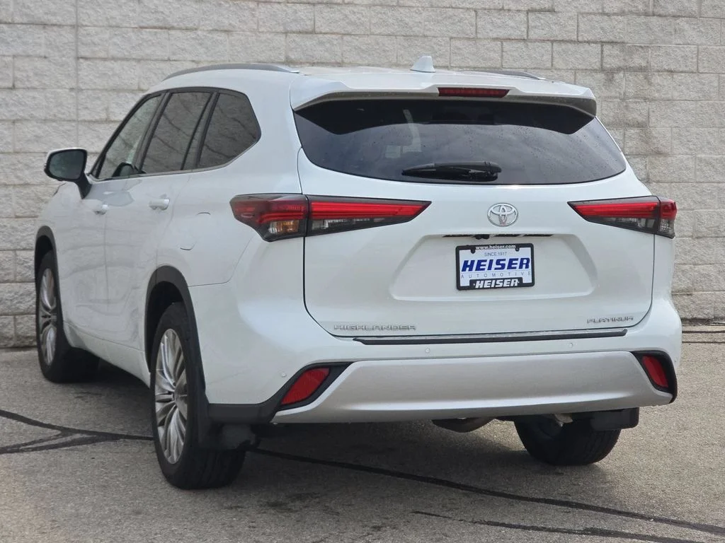 Used 2025  Toyota Platinum image 11