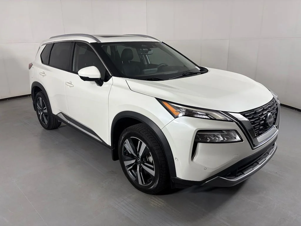 Used 2022 White Nissan SL image 2
