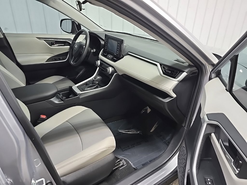 Used 2021 Silver Toyota XLE Premium image 16