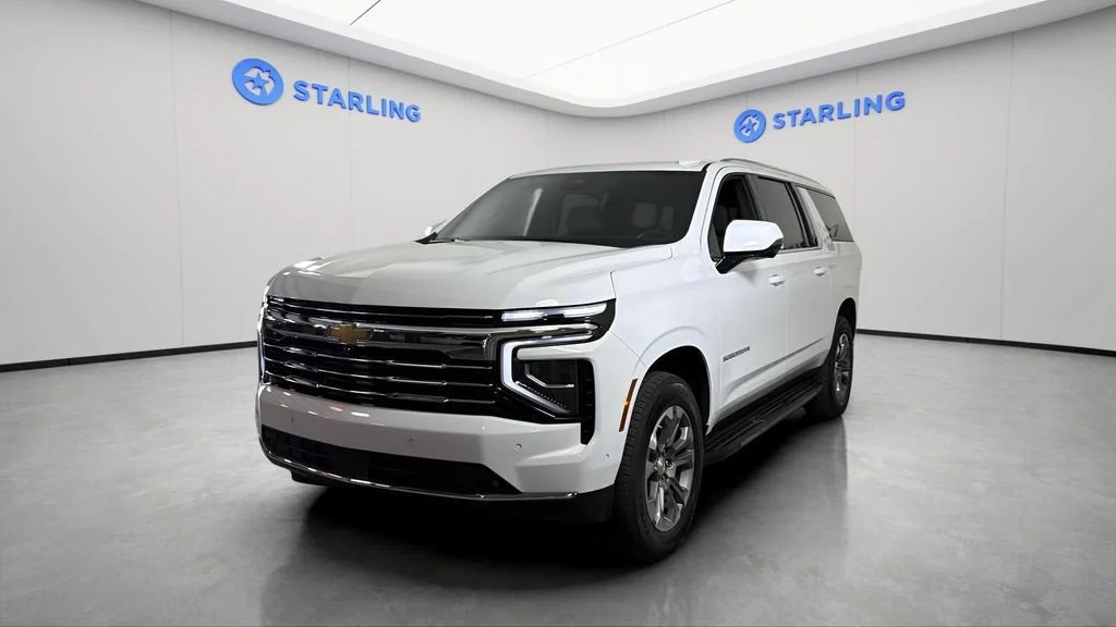 Used 2025 Summit White Chevrolet LT image 3