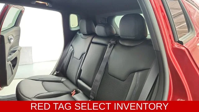 New 2026 Red Hot Pearl-Coat Exterior Paint Jeep Latitude image 17