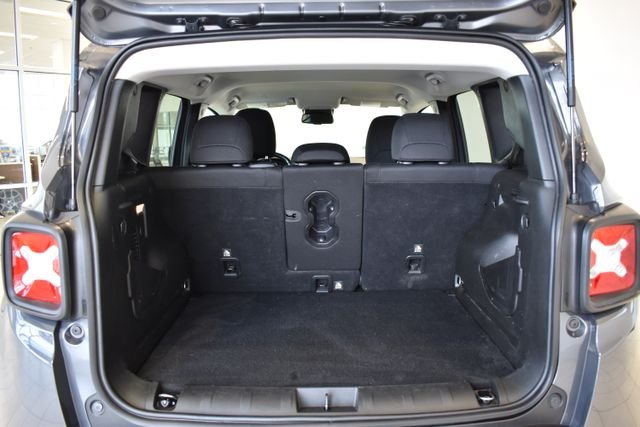 Used 2022 Gray Jeep Latitude image 9
