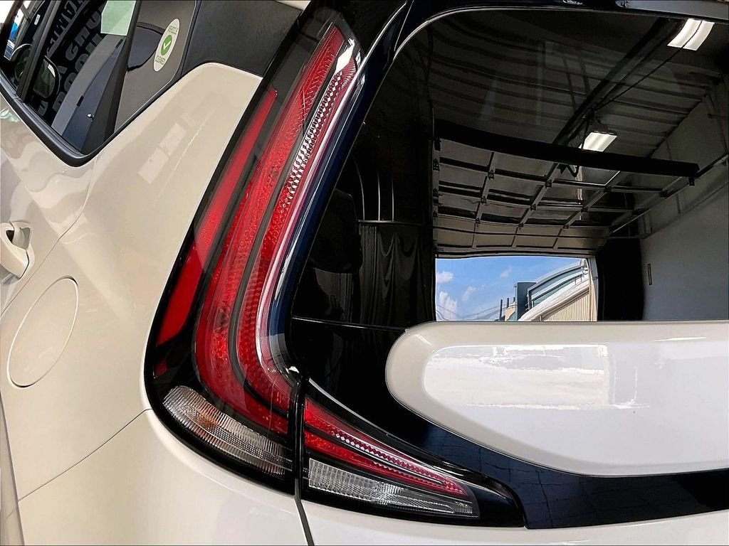 Used 2025 White Kia S image 32
