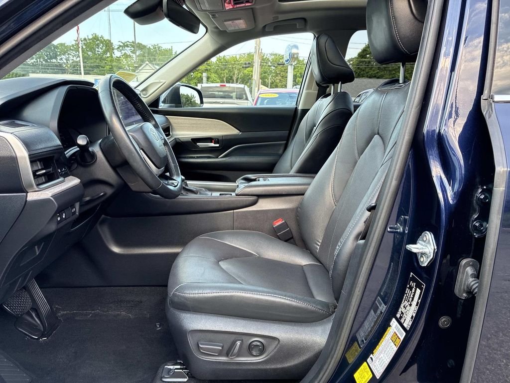 Used 2024  Toyota Limited image 22