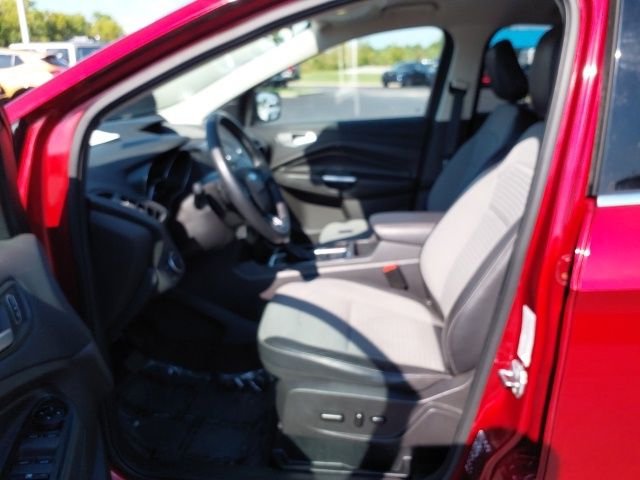 Used 2018 Red Ford SE image 18