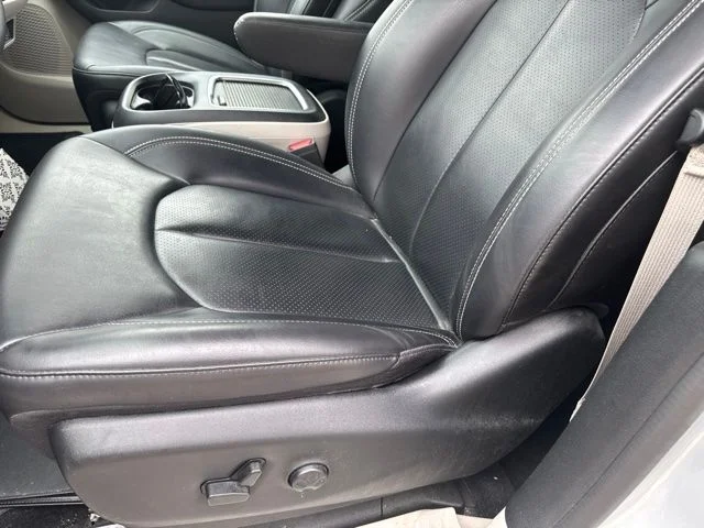 Used 2023 Silver Mist Clearcoat Chrysler Touring L image 9