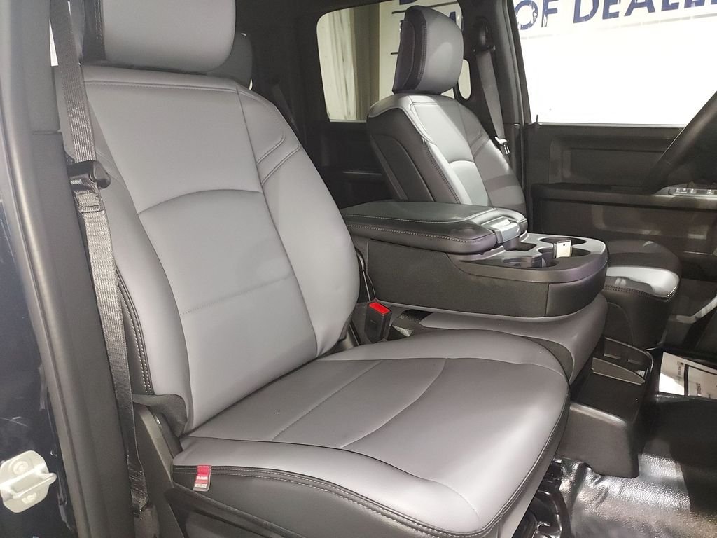 New 2026 Diamond Black Crystal Pearl-Coat Exterior Paint RAM Tradesman image 30