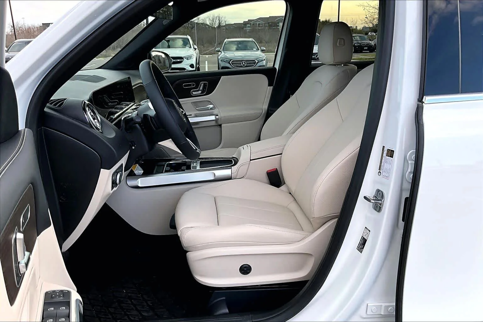 New 2026 Polar White Mercedes-Benz GLB 250 image 9