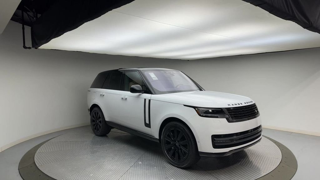 Used 2023  Land Rover SE image 2