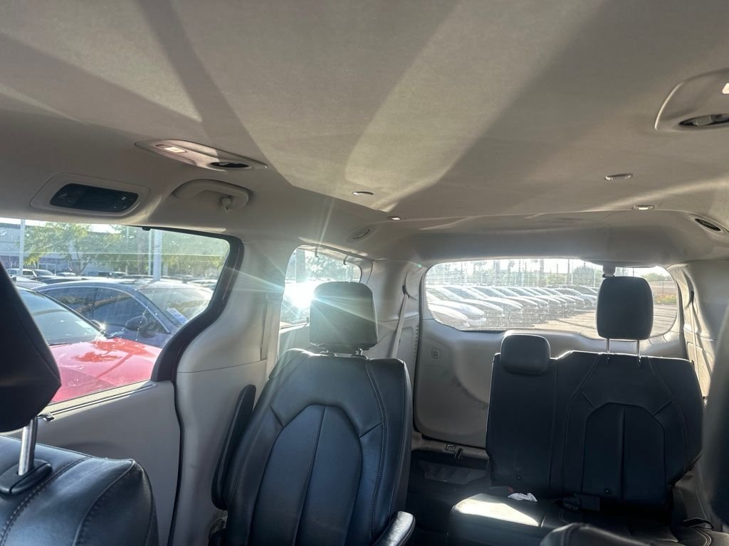 Used 2019 Red Chrysler Touring L image 9