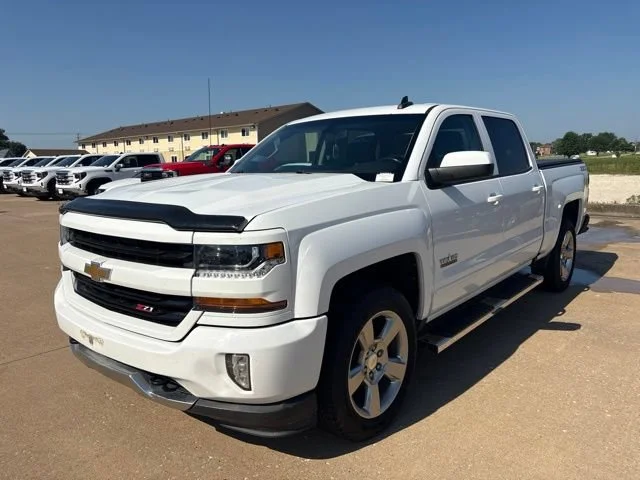 Used 2018 SUMMIT WHITE Chevrolet LT image 7