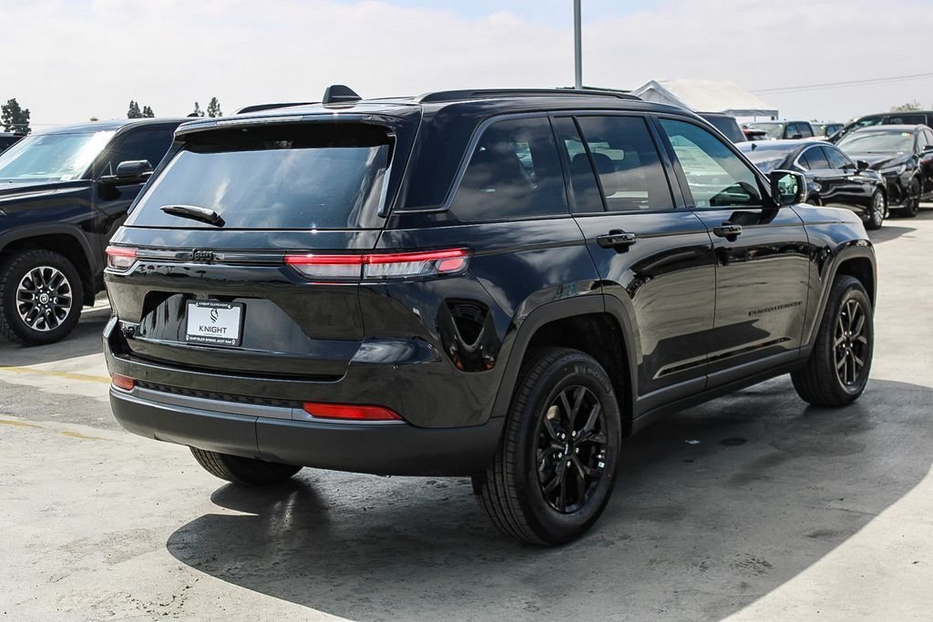 New 2026 Diamond Black Crystal Pearlcoat Jeep Altitude image 9