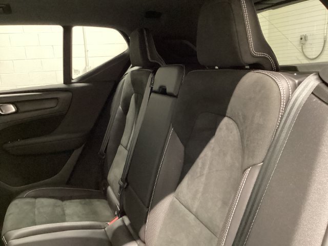 Used 2021 Blue Volvo R-Design image 17