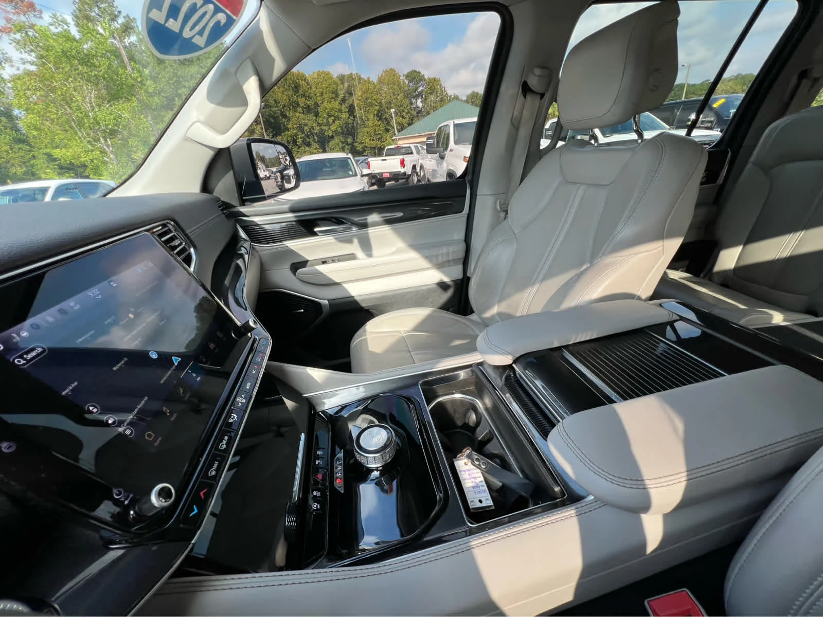 Used 2022 Pearl Jeep Series I image 16