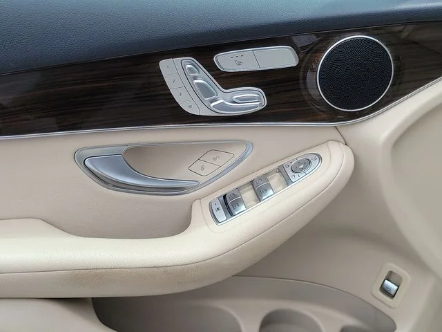 Used 2022 Silver Mercedes-Benz GLC 300 image 21