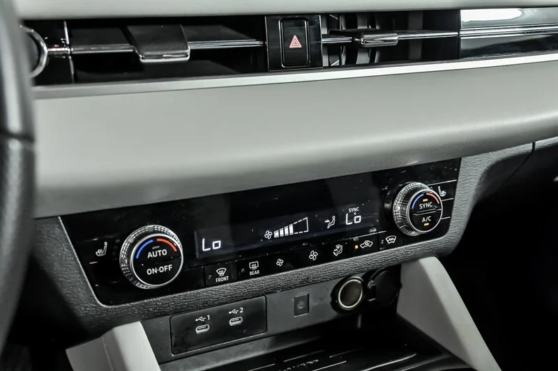 Used 2025 White Diamond Mitsubishi SE image 26