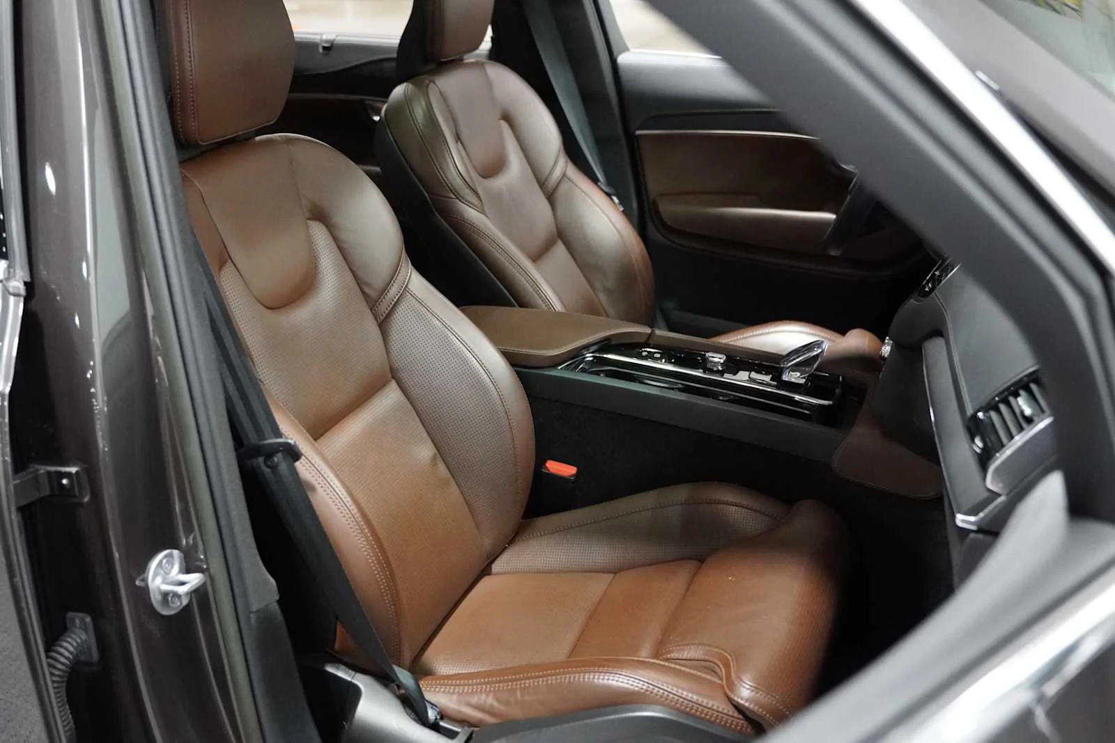 Used 2023 PLATINUM GREY Volvo Ultimate image 11