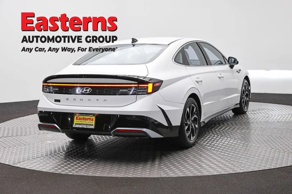 Used 2025 White Hyundai SEL image 5