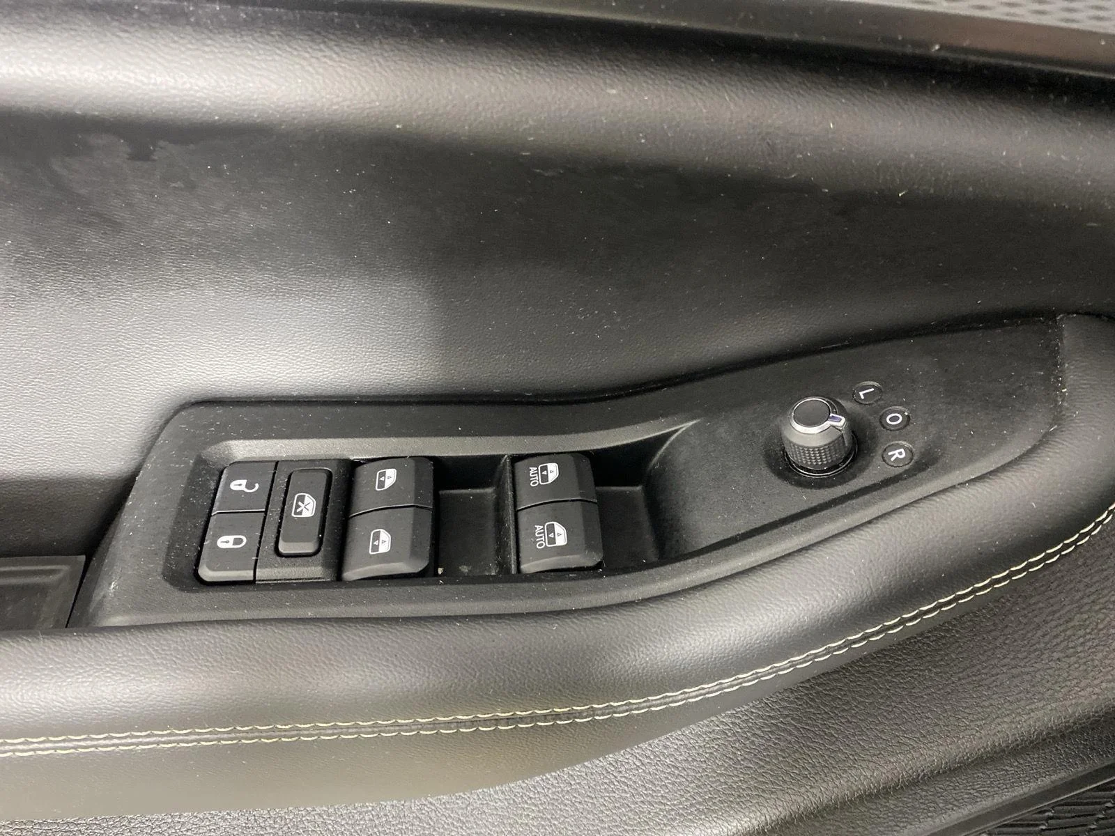 Used 2023 Silver Zynith Jeep Laredo image 22