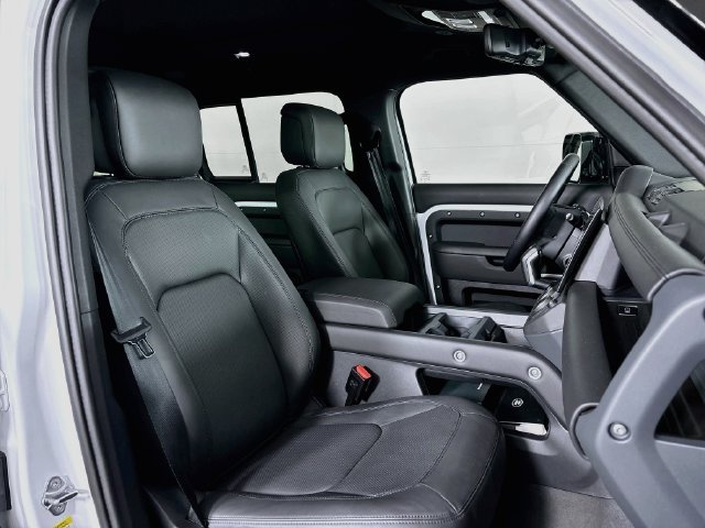 New 2026 White Land Rover X-Dynamic SE image 26