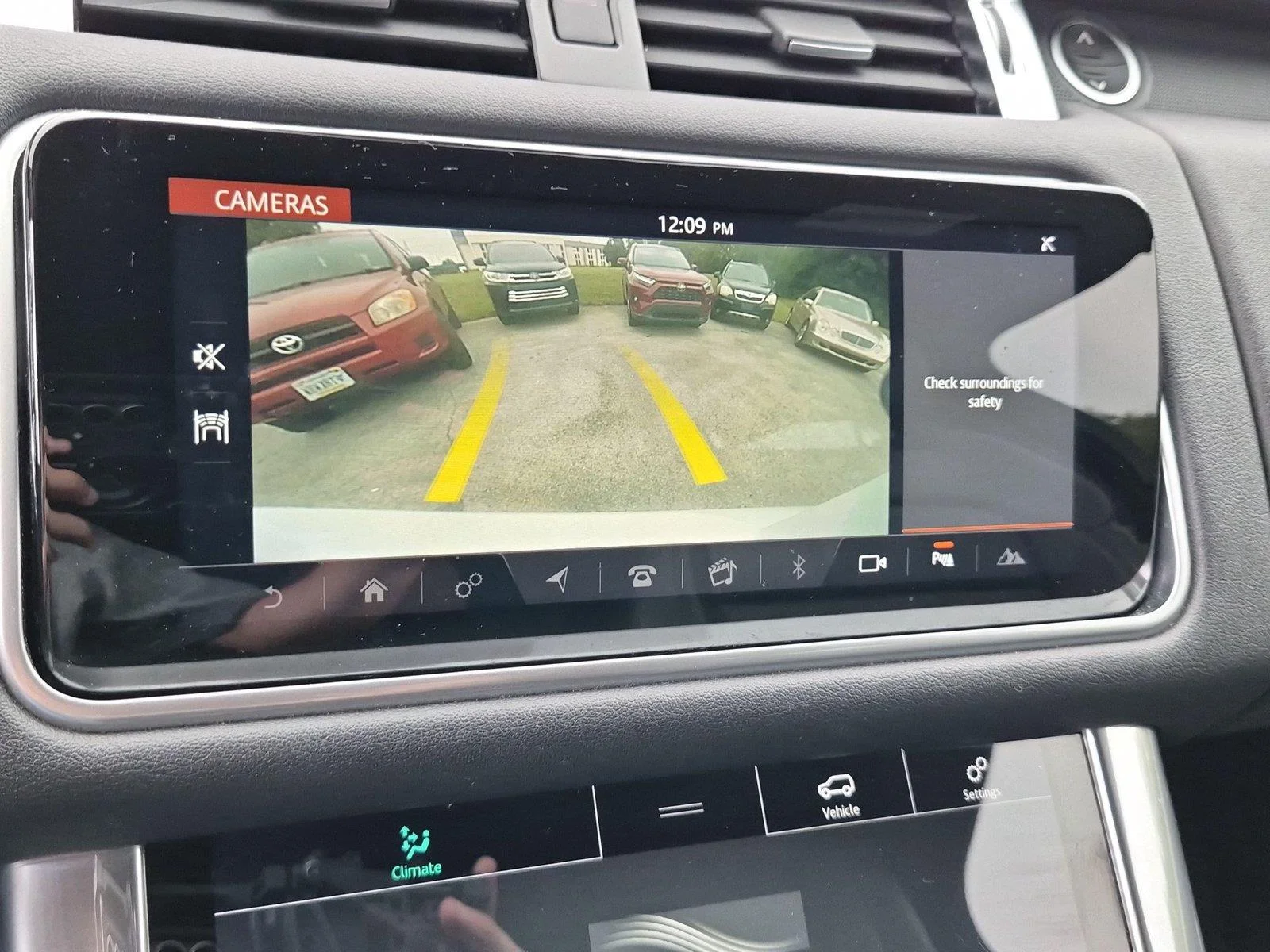Used 2018 Fuji White Land Rover SE image 25