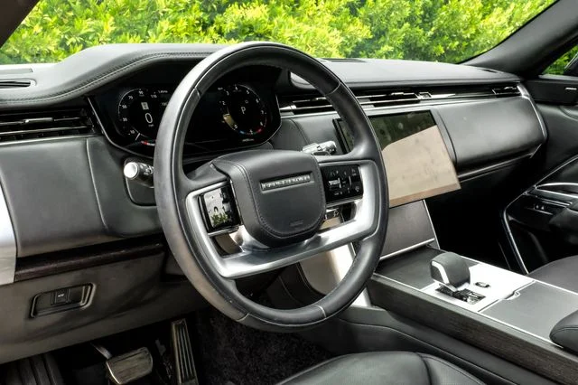 Used 2024 White Land Rover SE image 24