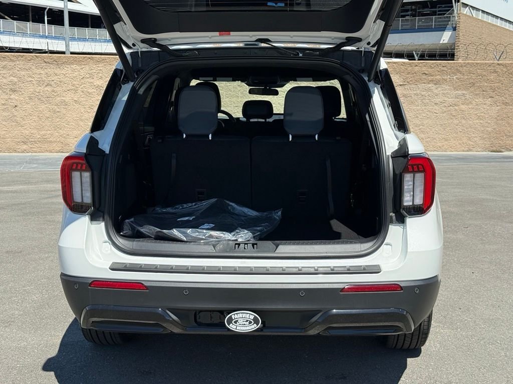 New 2026 Star White Metallic Tri-Coat Ford ST-Line image 15